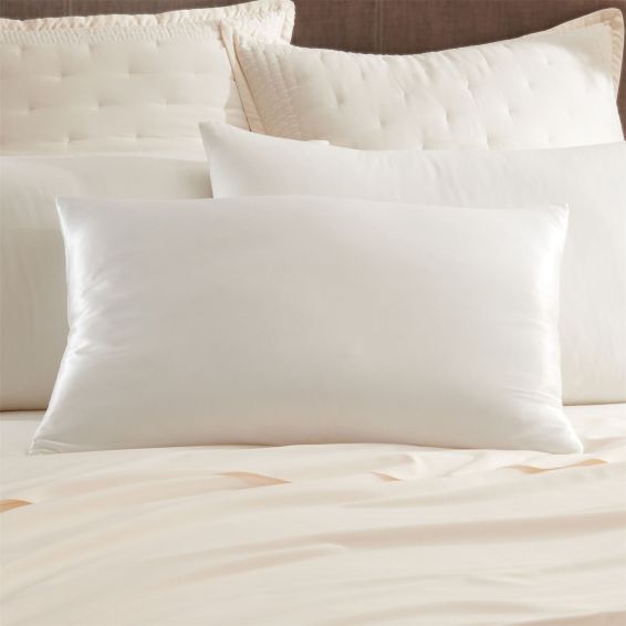 Donna Karan Silky Standard Pillowcase in Ivory White