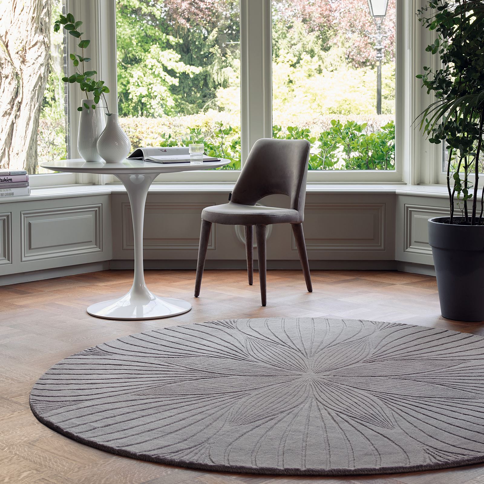 Folia Round Circle Modern Floral Rugs 38305 by Wedgwood